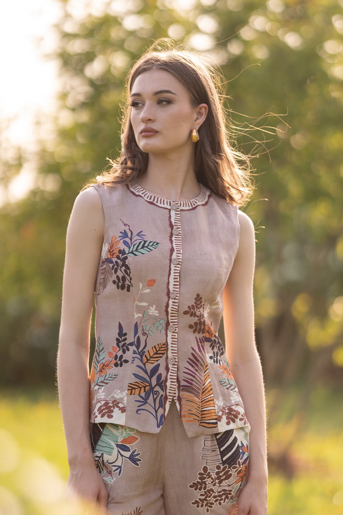 Ranna Gill Cali Vest – sleeveless designer jacket in linen-viscose fabric with signature Moma print, round neckline, and side pockets