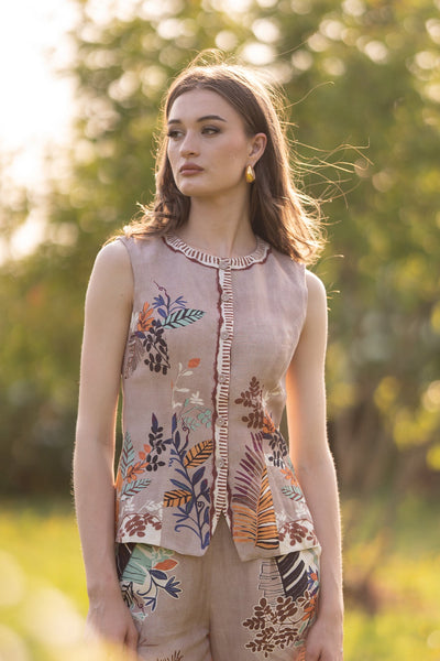 Ranna Gill Cali Vest – sleeveless designer jacket in linen-viscose fabric with signature Moma print, round neckline, and side pockets