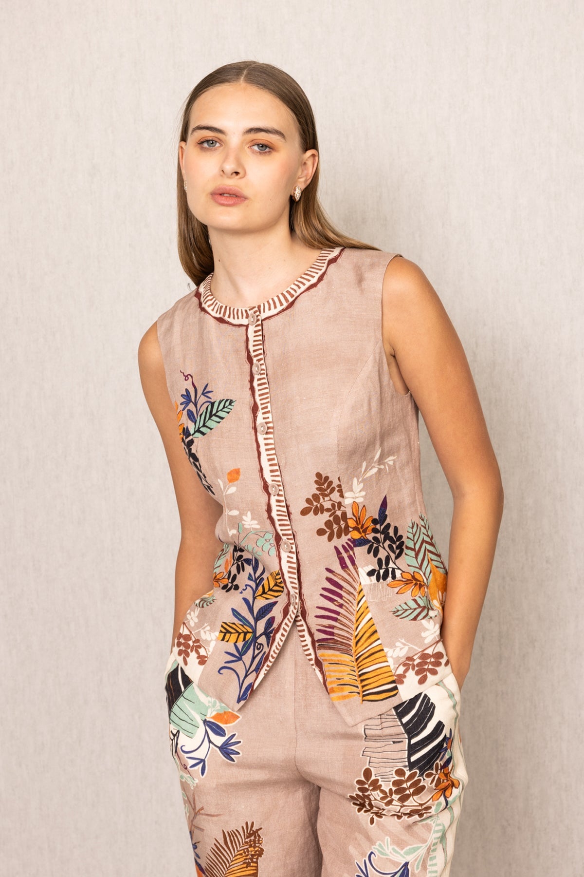 Ranna Gill Cali Vest – sleeveless designer jacket in linen-viscose fabric with signature Moma print, round neckline, and side pockets for a chic, modern look.
